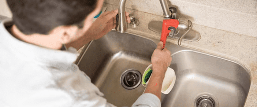 Recherche plombier pour réparer fuite